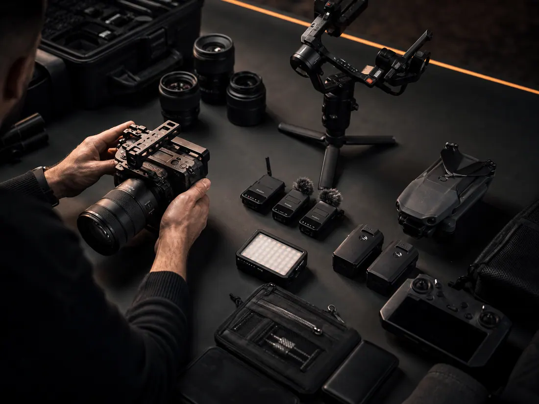 Fotocamere, ottiche, gimbal, drone, audio e luci per produzioni foto e video