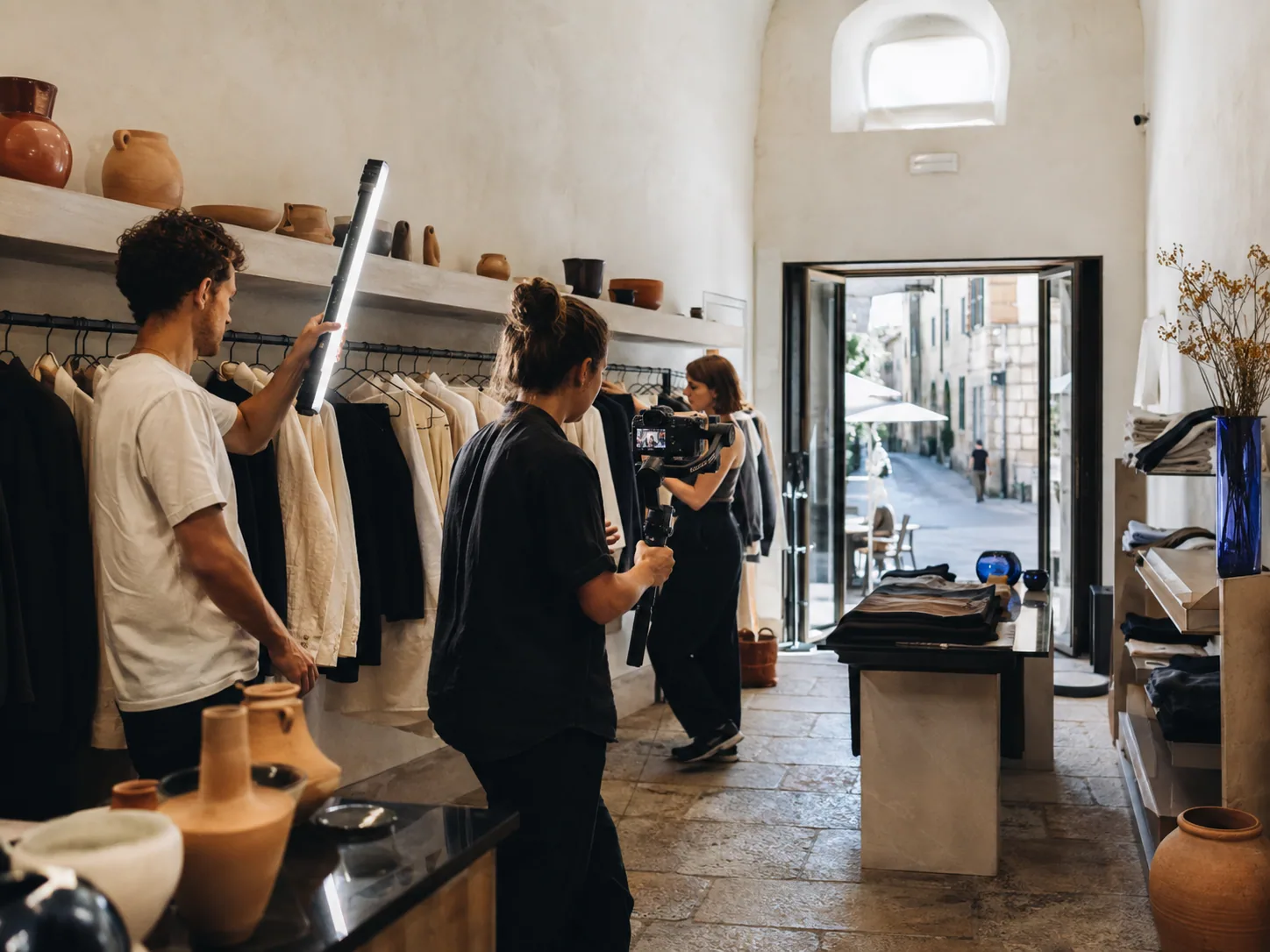Piccola crew realizza contenuti video verticali in un negozio indipendente a Roma
